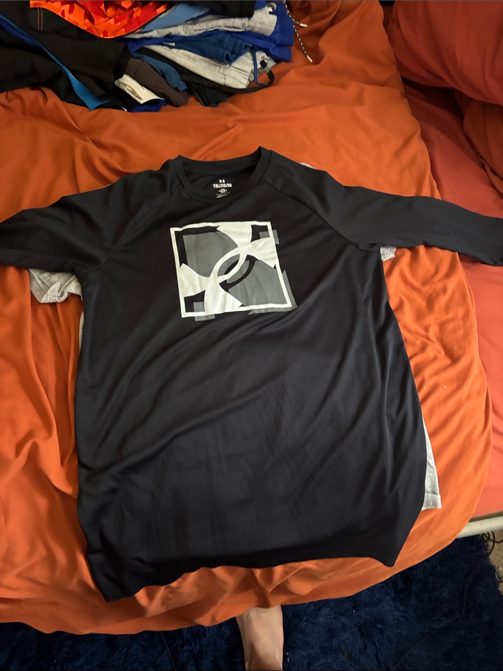 Under Armour boys
Black Long-Sleeve Performance Tee with Gray Logo youth xl